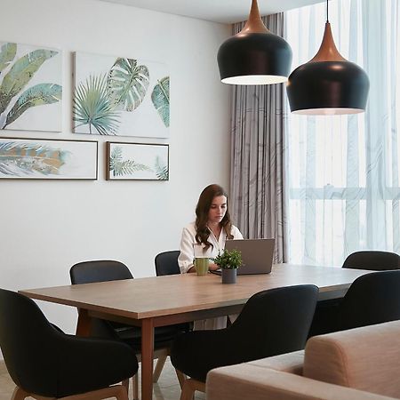 Element By Westin City Center Doha Luaran gambar A woman working at home