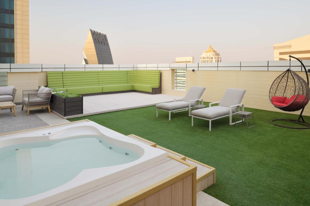 Element By Westin City Center Doha Luaran gambar Rooftop pool at the hotel