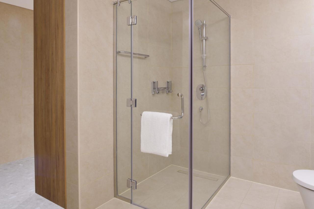 Element By Westin City Center Doha Luaran gambar A shower enclosure