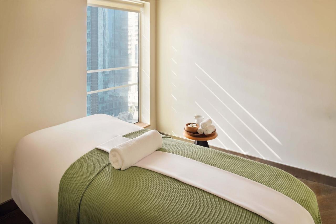 Element By Westin City Center Doha Luaran gambar A massage bed
